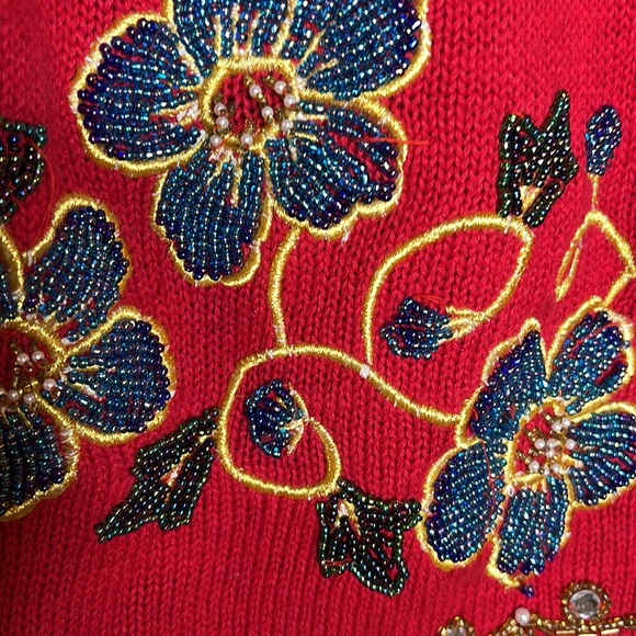 Nice in good condition red sweater by Victoria Jones. Size M detailed sequined. - Picture 5 of 9